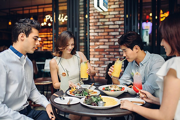 포토 JPG 백인 여자 남자 실내 앉기 여러명 상반신 20대 성인 친구 레스토랑 식사 카페 한국인 브런치 청년만 성인만 킨포크 국내포토 서양인 다수 관계 모션 사람 동양인 청년 내부 상점 식당 파일형식