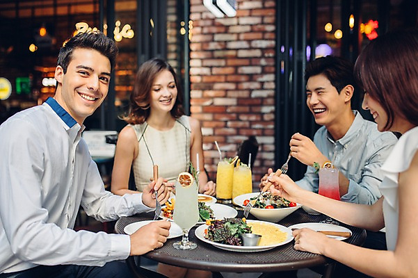 포토 JPG 백인 여자 남자 실내 앉기 여러명 상반신 20대 성인 친구 레스토랑 식사 카페 한국인 브런치 청년만 성인만 국내포토 서양인 다수 관계 모션 사람 동양인 청년 내부 상점 식당 파일형식