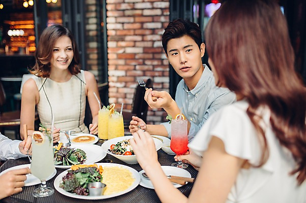 포토 JPG 백인 손 여자 남자 실내 앉기 여러명 상반신 20대 성인 신체부위 친구 레스토랑 식사 카페 한국인 브런치 청년만 성인만 국내포토 서양인 다수 관계 모션 사람 동양인 청년 내부 상점 식당 파일형식
