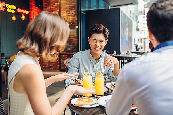 포토 JPG 백인 여자 남자 실내 앉기 상반신 20대 성인 세명 친구 레스토랑 식사 카페 한국인 브런치 청년만 성인만 킨포크 국내포토 서양인 관계 모션 사람 동양인 청년 내부 상점 식당 파일형식