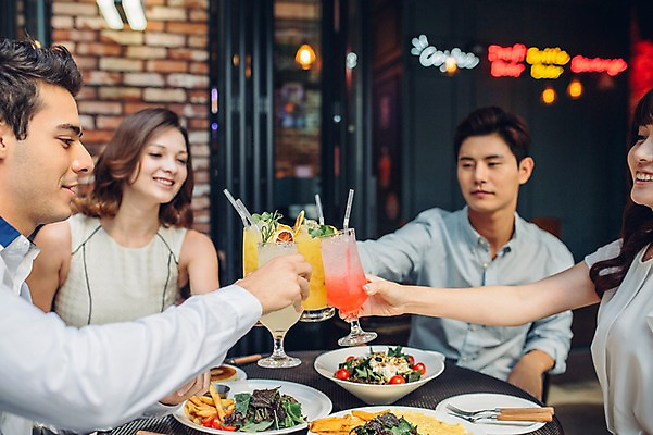 포토 JPG 백인 여자 남자 음료 실내 앉기 여러명 상반신 20대 성인 친구 레스토랑 식사 카페 한국인 건배 브런치 청년만 성인만 국내포토 서양인 다수 관계 모션 사람 동양인 청년 내부 상점 식당 파일형식