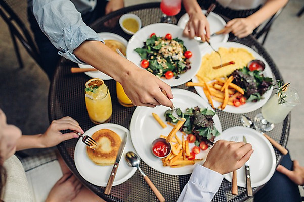 포토 JPG 백인 손 여자 남자 식탁 실내 여러명 20대 성인 신체부위 친구 하이앵글 레스토랑 식사 카페 한국인 브런치 킨포크 국내포토 서양인 뷰포인트 다수 관계 탁자 사람 동양인 청년 내부 상점 식당 파일형식