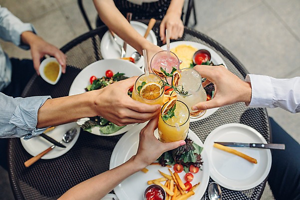 포토 JPG 백인 손 여자 남자 음료 식탁 실내 여러명 20대 성인 신체부위 친구 하이앵글 레스토랑 식사 카페 한국인 건배 브런치 킨포크 국내포토 서양인 뷰포인트 다수 관계 탁자 사람 동양인 청년 내부 상점 식당 파일형식