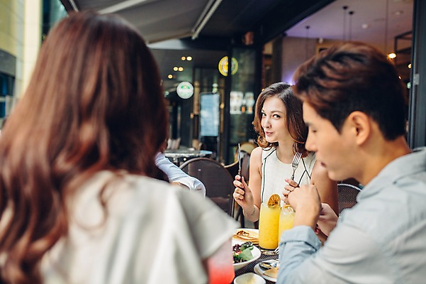 포토 JPG 백인 여자 남자 실내 여러명 상반신 20대 성인 친구 레스토랑 식사 카페 한국인 브런치 청년만 성인만 국내포토 서양인 다수 관계 사람 동양인 청년 내부 상점 식당 파일형식