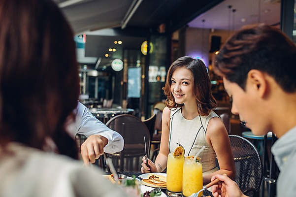 포토 JPG 백인 여자 남자 실내 미소 여러명 상반신 20대 성인 친구 레스토랑 식사 카페 한국인 브런치 청년만 성인만 국내포토 서양인 다수 관계 표정 사람 동양인 청년 내부 상점 식당 파일형식