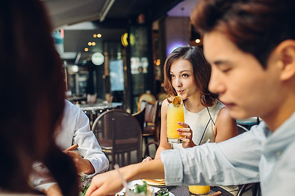포토 JPG 백인 여자 남자 음료 실내 여러명 상반신 20대 성인 친구 레스토랑 식사 카페 한국인 마시기 브런치 청년만 성인만 국내포토 서양인 다수 관계 모션 사람 동양인 청년 내부 상점 식당 파일형식