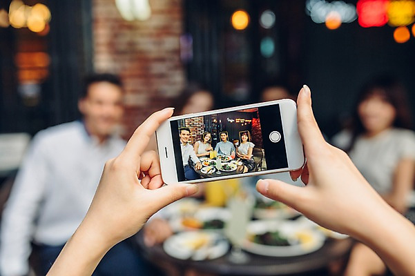 포토 JPG 백인 손 여자 남자 실내 여러명 상반신 20대 성인 아웃포커스 신체부위 친구 스마트폰 레스토랑 사진촬영 카페 한국인 브런치 국내포토 서양인 다수 관계 촬영기법 사람 동양인 청년 내부 핸드폰 스마트기기 상점 식당 촬영 식사 파일형식