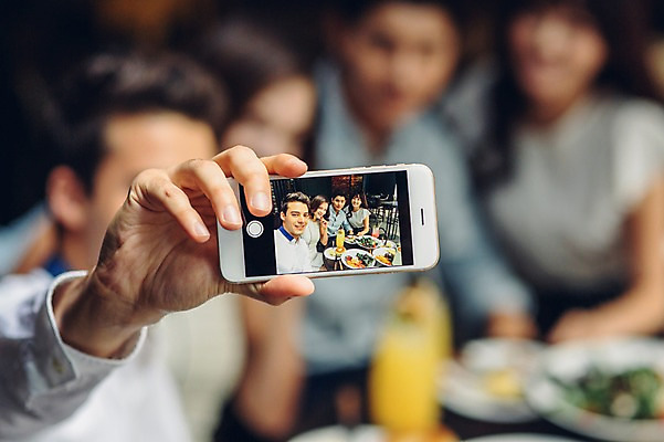 포토 JPG 백인 손 여자 남자 실내 여러명 상반신 20대 성인 아웃포커스 신체부위 친구 스마트폰 레스토랑 사진촬영 카페 한국인 셀프카메라 브런치 킨포크 국내포토 서양인 다수 관계 촬영기법 사람 동양인 청년 내부 핸드폰 스마트기기 상점 식당 촬영 식사 파일형식