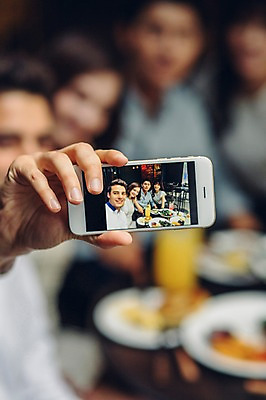포토 JPG 백인 손 여자 남자 실내 여러명 상반신 20대 성인 아웃포커스 신체부위 친구 스마트폰 레스토랑 사진촬영 카페 한국인 셀프카메라 브런치 국내포토 서양인 다수 관계 촬영기법 사람 동양인 청년 내부 핸드폰 스마트기기 상점 식당 촬영 식사 파일형식