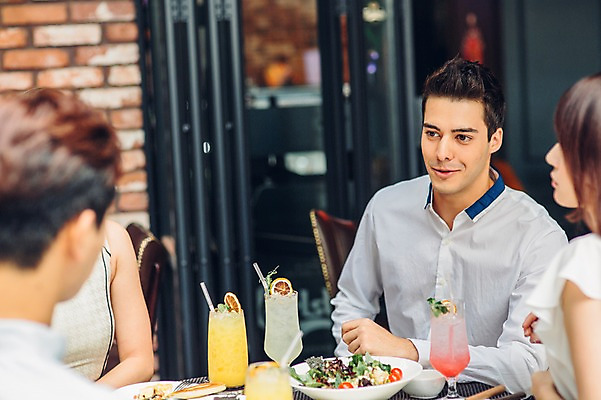 포토 JPG 백인 여자 남자 실내 여러명 상반신 20대 성인 친구 레스토랑 식사 카페 한국인 브런치 청년만 성인만 킨포크 국내포토 서양인 다수 관계 사람 동양인 청년 내부 상점 식당 파일형식
