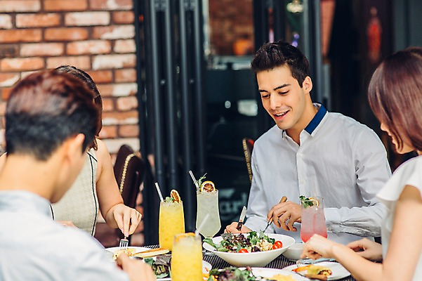 포토 JPG 백인 여자 남자 실내 여러명 상반신 20대 성인 친구 레스토랑 식사 카페 한국인 브런치 청년만 성인만 국내포토 서양인 다수 관계 사람 동양인 청년 내부 상점 식당 파일형식