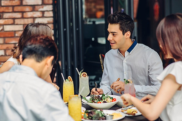포토 JPG 백인 여자 남자 실내 여러명 상반신 20대 성인 친구 레스토랑 식사 카페 한국인 브런치 청년만 성인만 킨포크 국내포토 서양인 다수 관계 사람 동양인 청년 내부 상점 식당 파일형식