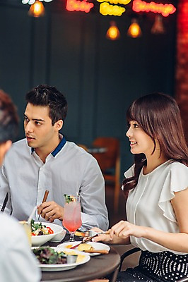 포토 JPG 백인 여자 남자 실내 상반신 20대 성인 세명 친구 레스토랑 식사 카페 한국인 브런치 청년만 성인만 국내포토 서양인 관계 사람 동양인 청년 내부 상점 식당 파일형식