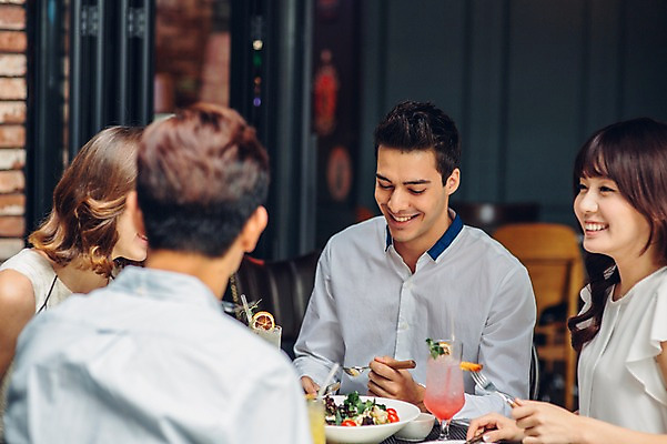 포토 JPG 백인 여자 남자 실내 여러명 상반신 20대 성인 친구 레스토랑 식사 카페 한국인 브런치 청년만 성인만 국내포토 서양인 다수 관계 사람 동양인 청년 내부 상점 식당 파일형식