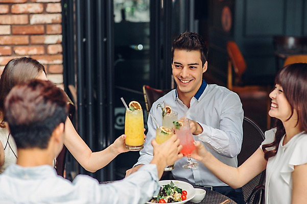 포토 JPG 백인 여자 남자 음료 실내 여러명 상반신 20대 성인 친구 레스토랑 식사 카페 한국인 건배 브런치 청년만 성인만 국내포토 서양인 다수 관계 사람 동양인 청년 내부 상점 식당 파일형식