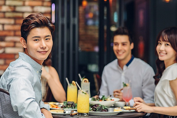 포토 JPG 백인 여자 남자 실내 여러명 상반신 20대 성인 친구 레스토랑 식사 카페 한국인 뒤돌아보기 브런치 청년만 성인만 국내포토 서양인 다수 관계 모션 사람 동양인 청년 내부 상점 식당 파일형식