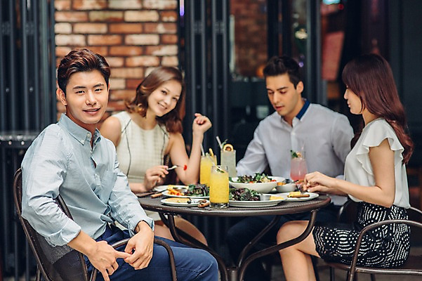 포토 JPG 백인 여자 남자 실내 앉기 여러명 상반신 20대 성인 앞모습 옆모습 친구 레스토랑 식사 카페 한국인 브런치 청년만 성인만 국내포토 서양인 뷰포인트 다수 관계 모션 사람 동양인 청년 내부 상점 식당 파일형식