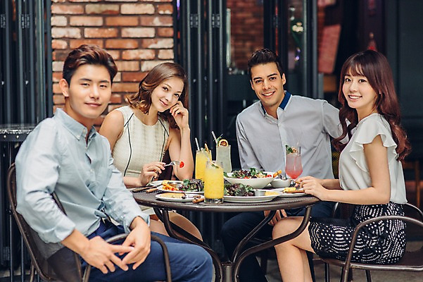 포토 JPG 백인 여자 남자 실내 앉기 여러명 상반신 20대 성인 앞모습 옆모습 친구 레스토랑 식사 카페 한국인 브런치 청년만 성인만 국내포토 서양인 뷰포인트 다수 관계 모션 사람 동양인 청년 내부 상점 식당 파일형식