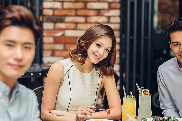 포토 JPG 백인 여자 남자 실내 미소 상반신 20대 성인 세명 친구 레스토랑 식사 카페 한국인 브런치 청년만 성인만 국내포토 서양인 관계 표정 사람 동양인 청년 내부 상점 식당 파일형식