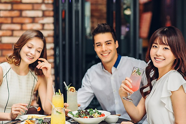 포토 JPG 백인 여자 남자 음료 실내 미소 상반신 20대 성인 세명 친구 레스토랑 식사 카페 한국인 브런치 청년만 성인만 국내포토 서양인 관계 표정 사람 동양인 청년 내부 상점 식당 파일형식