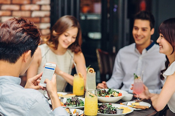 포토 JPG 백인 여자 남자 실내 여러명 상반신 20대 성인 친구 스마트폰 레스토랑 식사 카페 한국인 웹서핑 브런치 청년만 성인만 국내포토 서양인 다수 관계 사람 동양인 청년 내부 핸드폰 스마트기기 상점 식당 파일형식
