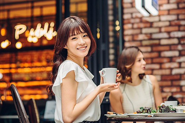 포토 JPG 백인 여자 커피 티타임 휴식 실내 미소 상반신 20대 성인 두명 앞모습 옆모습 친구 레스토랑 카페 한국인 머그컵 성인여자만 청년여자만 국내포토 서양인 음료 뷰포인트 컨셉 관계 표정 사람 동양인 청년 내부 컵 상점 식당 여자만 청년만 성인만 파일형식