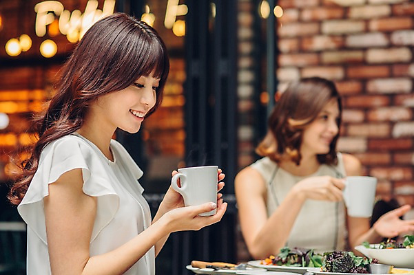 포토 JPG 백인 여자 커피 티타임 휴식 실내 상반신 20대 성인 두명 앞모습 옆모습 친구 레스토랑 카페 한국인 머그컵 성인여자만 청년여자만 국내포토 서양인 음료 뷰포인트 컨셉 관계 사람 동양인 청년 내부 컵 상점 식당 여자만 청년만 성인만 파일형식