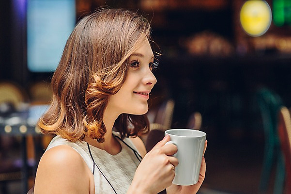 포토 JPG 백인 여자 커피 티타임 휴식 실내 한명 상반신 20대 성인 레스토랑 카페 머그컵 청년여자한명만 성인여자한명만 국내포토 서양인 1 음료 컨셉 사람 청년 내부 컵 상점 식당 여자한명만 성인여자만 청년여자만 파일형식