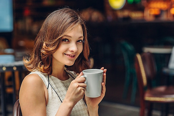 포토 JPG 백인 여자 커피 티타임 휴식 실내 한명 상반신 20대 성인 레스토랑 카페 머그컵 청년여자한명만 성인여자한명만 국내포토 서양인 1 음료 컨셉 사람 청년 내부 컵 상점 식당 여자한명만 성인여자만 청년여자만 파일형식