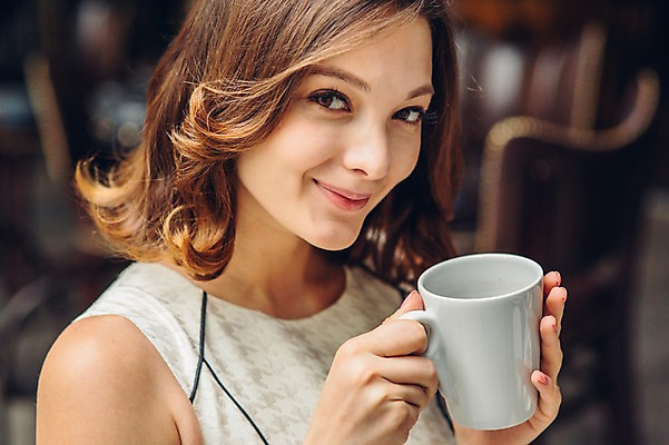 포토 JPG 백인 여자 커피 티타임 휴식 실내 한명 상반신 20대 성인 레스토랑 카페 머그컵 안식처 청년여자한명만 성인여자한명만 국내포토 서양인 1 음료 컨셉 사람 청년 내부 컵 상점 식당 여자한명만 성인여자만 청년여자만 파일형식