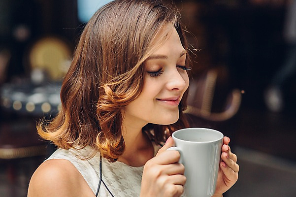 포토 JPG 백인 여자 커피 티타임 휴식 실내 한명 상반신 20대 성인 레스토랑 카페 머그컵 청년여자한명만 성인여자한명만 국내포토 서양인 1 음료 컨셉 사람 청년 내부 컵 상점 식당 여자한명만 성인여자만 청년여자만 파일형식