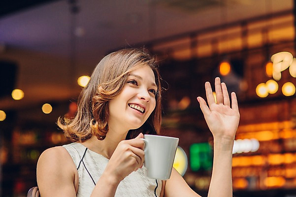 포토 JPG 백인 여자 커피 티타임 휴식 실내 한명 미소 상반신 20대 성인 레스토랑 카페 머그컵 손인사 청년여자한명만 성인여자한명만 국내포토 서양인 1 음료 컨셉 표정 사람 청년 내부 컵 상점 식당 인사 여자한명만 성인여자만 청년여자만 파일형식