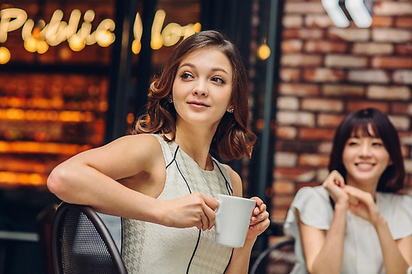 포토 JPG 백인 여자 커피 티타임 휴식 실내 상반신 20대 성인 두명 친구 레스토랑 카페 한국인 머그컵 청년여자만 국내포토 서양인 음료 컨셉 관계 사람 동양인 청년 내부 컵 상점 식당 여자만 청년만 파일형식