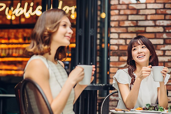 포토 JPG 백인 여자 커피 티타임 휴식 실내 상반신 20대 성인 두명 친구 레스토랑 카페 한국인 머그컵 청년여자만 국내포토 서양인 음료 컨셉 관계 사람 동양인 청년 내부 컵 상점 식당 여자만 청년만 파일형식