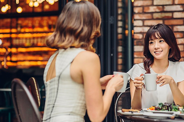 포토 JPG 백인 여자 커피 티타임 휴식 실내 상반신 20대 성인 두명 친구 레스토랑 카페 한국인 머그컵 청년여자만 국내포토 서양인 음료 컨셉 관계 사람 동양인 청년 내부 컵 상점 식당 여자만 청년만 파일형식