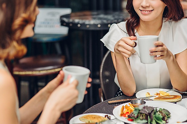 포토 JPG 백인 여자 커피 티타임 휴식 실내 상반신 20대 성인 두명 친구 레스토랑 카페 한국인 머그컵 청년여자만 국내포토 서양인 음료 컨셉 관계 사람 동양인 청년 내부 컵 상점 식당 여자만 청년만 파일형식