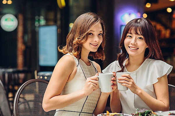 포토 JPG 백인 여자 커피 티타임 휴식 실내 상반신 20대 성인 두명 친구 레스토랑 카페 한국인 머그컵 청년여자만 국내포토 서양인 음료 컨셉 관계 사람 동양인 청년 내부 컵 상점 식당 여자만 청년만 파일형식