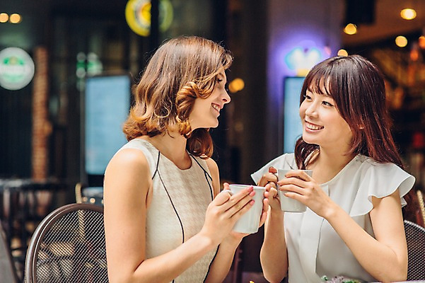 포토 JPG 백인 여자 커피 티타임 휴식 실내 상반신 20대 성인 두명 친구 레스토랑 카페 한국인 머그컵 청년여자만 국내포토 서양인 음료 컨셉 관계 사람 동양인 청년 내부 컵 상점 식당 여자만 청년만 파일형식