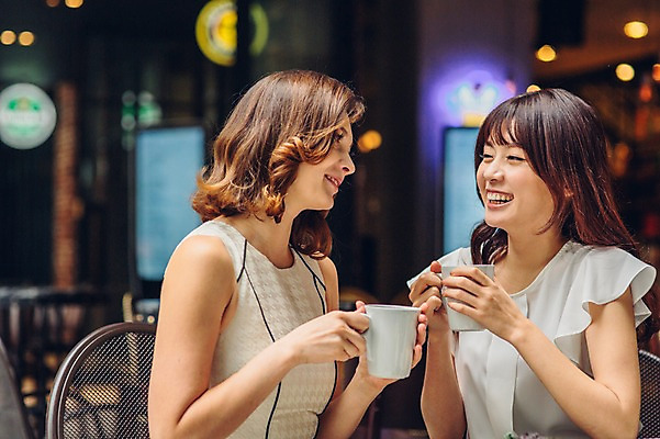 포토 JPG 백인 여자 커피 티타임 휴식 실내 상반신 20대 성인 두명 친구 레스토랑 카페 한국인 머그컵 청년여자만 국내포토 서양인 음료 컨셉 관계 사람 동양인 청년 내부 컵 상점 식당 여자만 청년만 파일형식