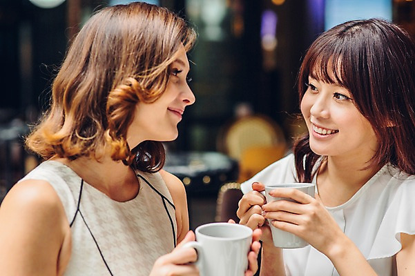 포토 JPG 백인 여자 커피 티타임 휴식 실내 상반신 20대 성인 두명 친구 레스토랑 카페 한국인 머그컵 청년여자만 국내포토 서양인 음료 컨셉 관계 사람 동양인 청년 내부 컵 상점 식당 여자만 청년만 파일형식
