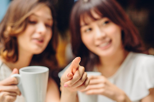 포토 JPG 백인 여자 커피 티타임 휴식 실내 상반신 20대 성인 두명 친구 레스토랑 카페 한국인 머그컵 청년여자만 국내포토 서양인 음료 컨셉 관계 사람 동양인 청년 내부 컵 상점 식당 여자만 청년만 파일형식