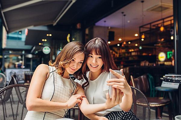 포토 JPG 백인 여자 실내 상반신 20대 성인 두명 앞모습 친구 스마트폰 레스토랑 카페 한국인 셀프카메라 성인여자만 청년여자만 국내포토 서양인 뷰포인트 관계 사람 동양인 청년 내부 핸드폰 스마트기기 상점 식당 사진촬영 여자만 청년만 성인만 파일형식