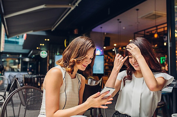 포토 JPG 백인 여자 실내 상반신 20대 성인 두명 앞모습 친구 스마트폰 레스토랑 카페 한국인 셀프카메라 성인여자만 청년여자만 국내포토 서양인 뷰포인트 관계 사람 동양인 청년 내부 핸드폰 스마트기기 상점 식당 사진촬영 여자만 청년만 성인만 파일형식