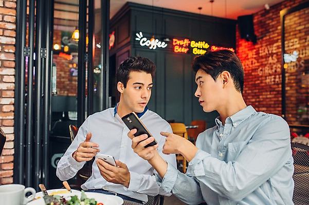 포토 JPG 백인 남자 실내 대화 상반신 20대 성인 두명 친구 스마트폰 레스토랑 카페 한국인 성인남자만 청년남자만 국내포토 서양인 관계 말하기 사람 동양인 청년 내부 핸드폰 스마트기기 상점 식당 남자만 청년만 성인만 파일형식