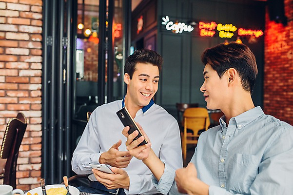 포토 JPG 백인 남자 실내 대화 상반신 20대 성인 두명 친구 스마트폰 레스토랑 카페 한국인 성인남자만 청년남자만 국내포토 서양인 관계 말하기 사람 동양인 청년 내부 핸드폰 스마트기기 상점 식당 남자만 청년만 성인만 파일형식