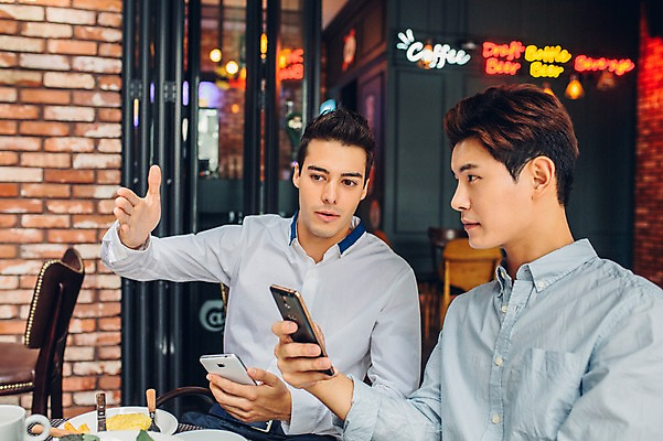 포토 JPG 백인 남자 실내 대화 상반신 20대 성인 두명 친구 스마트폰 레스토랑 카페 한국인 성인남자만 청년남자만 국내포토 서양인 관계 말하기 사람 동양인 청년 내부 핸드폰 스마트기기 상점 식당 남자만 청년만 성인만 파일형식