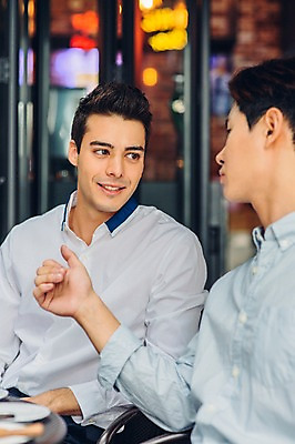 포토 JPG 백인 남자 실내 대화 앉기 상반신 20대 성인 두명 친구 레스토랑 카페 한국인 성인남자만 청년남자만 국내포토 서양인 관계 모션 말하기 사람 동양인 청년 내부 상점 식당 남자만 청년만 성인만 파일형식