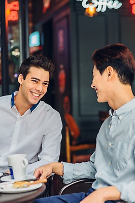 포토 JPG 백인 남자 실내 대화 미소 앉기 상반신 20대 성인 두명 친구 레스토랑 카페 한국인 성인남자만 청년남자만 국내포토 서양인 관계 모션 표정 말하기 사람 동양인 청년 내부 상점 식당 남자만 청년만 성인만 파일형식