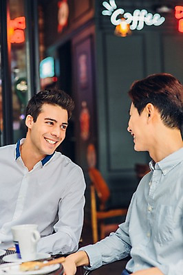 포토 JPG 백인 남자 실내 대화 미소 앉기 상반신 20대 성인 두명 친구 레스토랑 카페 한국인 성인남자만 청년남자만 국내포토 서양인 관계 모션 표정 말하기 사람 동양인 청년 내부 상점 식당 남자만 청년만 성인만 파일형식