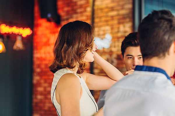 포토 JPG 백인 여자 남자 실내 상반신 20대 성인 옆모습 뒷모습 세명 친구 레스토랑 카페 한국인 청년만 성인만 국내포토 서양인 뷰포인트 관계 사람 동양인 청년 내부 상점 식당 파일형식